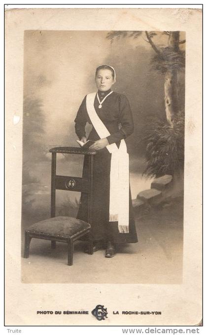 LA ROCHE-SUR-YON CARTE PHOTO D'UNE FUTUR RELIGIEUSE RARE