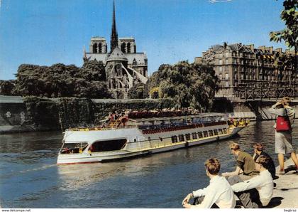 PARIS   BORDS DE SEINE   BATEAU MOUCHE