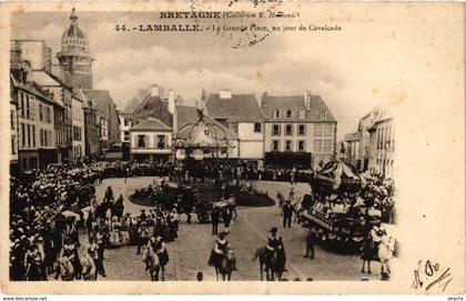 CPA LAMBALLE - Le Grande Place un jour de Cavalcade (103941)