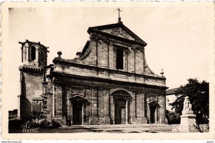 CPA LAMBESC L'Eglise et le Monument aux Morts (1259765)