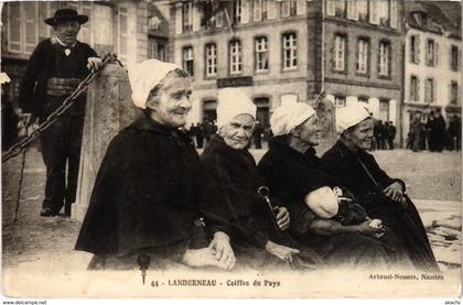 CPA Landerneau- Coiffes du Pays FRANCE (1026728)