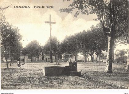 Carte POSTALE  Ancienne de LANNEMEZAN -  Place du Foirail