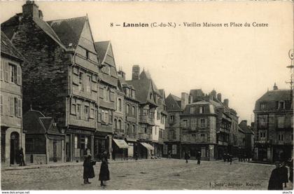 CPA LANNION - Vieilles Maisons et Place du Centre (103399)