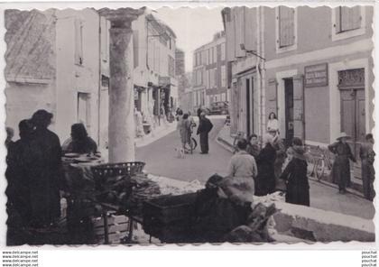 47) LAROQUE TIMBAULT (LOT ET GARONNE) RUE DE LA HALLE - ANIMEE - HABITANTS - MARCHE - ETALS - 2 SCANS