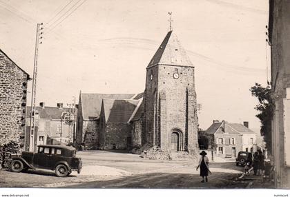 Le Horps animée Place de l'Eglise voitures tacots