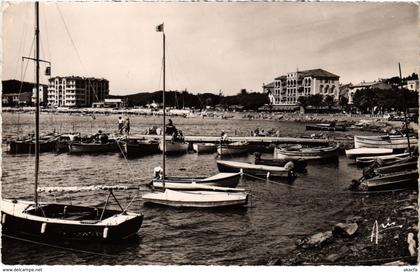 CPA Le LAVANDOU - Un coin du Port (106861)