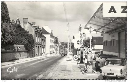 CPSM Le Merlerault - Route de Paris Granville pompes à essence - voiture ancienne