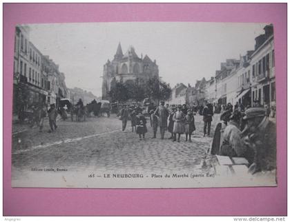 CPA  Le Neubourg       "   Place du Marché ( partie Est) "