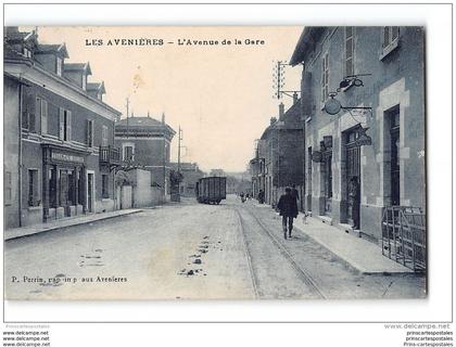 CPA 38 Les Avenieres Avenue de la gare et le train tramway ligne de La Tour du Pin Les Avenières