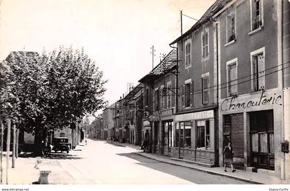 LES AVENIERES - La Grande Rue - état