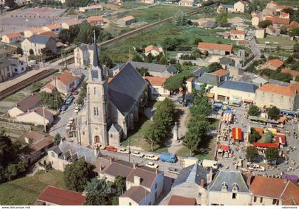 11323 cpsm 44 Les Moutiers en Retz - La Place de l'Eglise