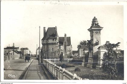 CPSM Les Ponts-de-Cé Le Monument de la Grande Guerre et le Château