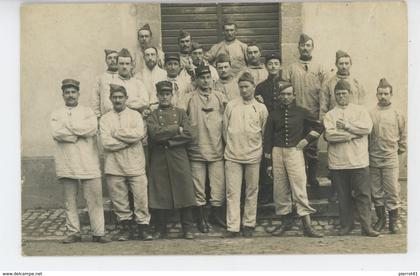 LIBOURNE - MILITARIA - Belle carte photo militaires (N°57 sur uniforme) prise à LIBOURNE en 1909