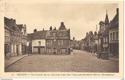 CPA Lillers La Place de la Mairie avec ses vieilles Maisons de style Espagnol