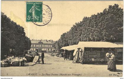 Carte Postale Ancienne de LIVAROT-la place Pasteur marché aux fromages