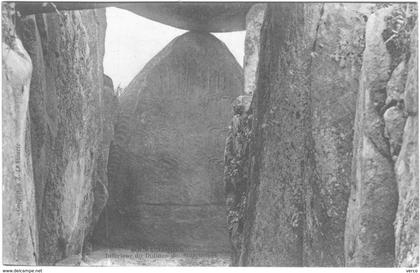 Carte Postale Ancienne de LOCMARIAQUER-intérieur du Dolmen