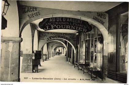 CPA LONS-le-SAUNIER - Les Arcades (211921)