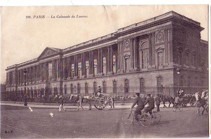 PARIS  LA COLONADE DU LOUVRE TRES ANIMEE DE PIETONS / CYCLISTES/ CHARETTES