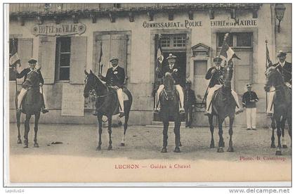 W674* /CPA LUCHON (31)  GUIDES A CHEVAL