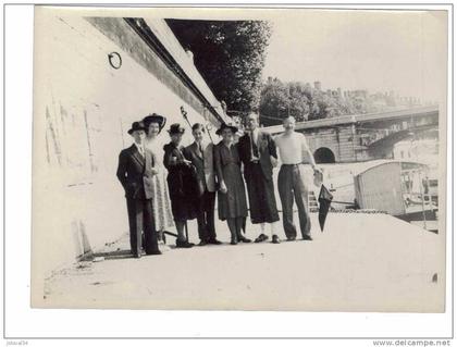 photographie famille sur les Quais de la Sâone à LYON - 7 personnages et partie péniche