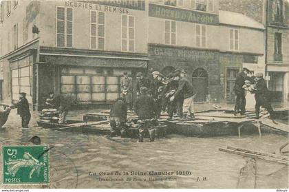 94 - Maisons Alfort - Crue de la Seine de 1910 - Distribution de pain à Maisons Alfort - Animée - CPA - Oblitération ron