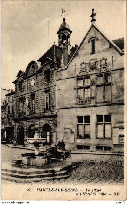 CPA MANTES-la-JOLIE La Place et l'Hotel de Ville (1384564)