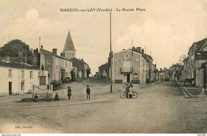 mareuil sur lay dissais * la grande place * le Café du Commerce * monument aux morts