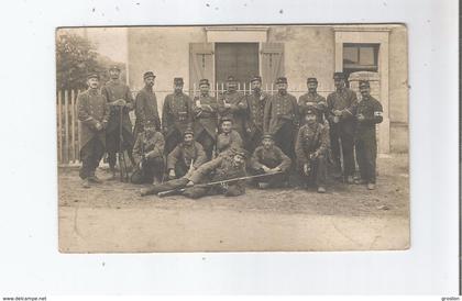 MAXEVILLE (54)? CARTE PHOTO AVEC MILITAIRES ET FUSILS (PHOTOGRAPHE OCTAVE MAXEVILLE-NANCY)