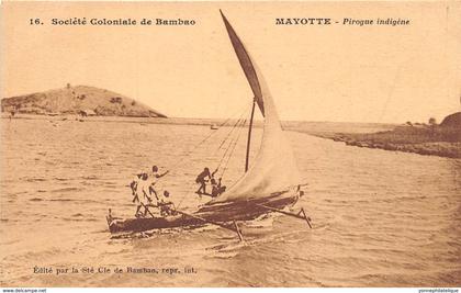 Mayotte / 14 - Pirogue indigène