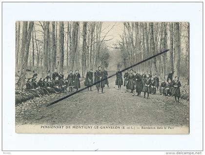 CPA - Pensionnat de Montigny le Gannelon  - Récréation dans le parc ( jeu de croquet )