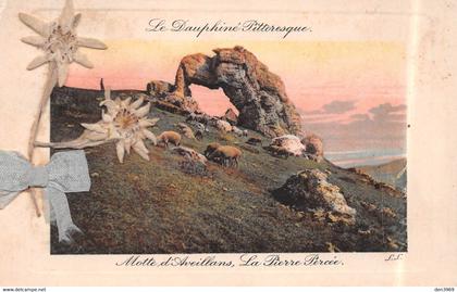 La MOTTE-d'AVEILLANS (Isère) - La Pierre Percée - Moutons - Fleurs séchées collées Edelweiss