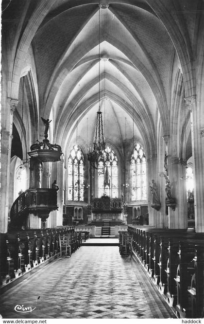 MOUILLERON EN PAREDS : INTERIEUR DE L'EGLISE