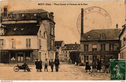 CPA MOUY - Place Cantrel et l'Avenau de la Gare (259522)