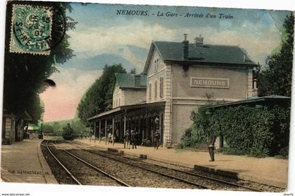 CPA NEMOURS - la Gare arrivée du train (211310)