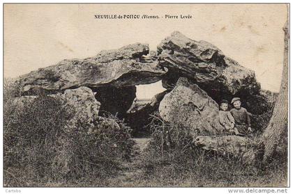 86 NEUVILLE-en-POITOU  La Pierre Levée