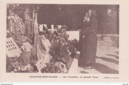 87 - ORADOUR SUR GLANE - AU CIMETIERE LA GRANDE FOSSE  FEMME EN DUEIL