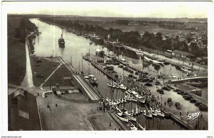 Carte Postale Ancienne de OUISTREHAM RIVA BELLA-L'écluse