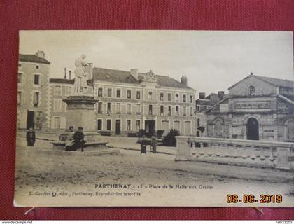 CPA - Parthenay - Place de la Halle aux Grains