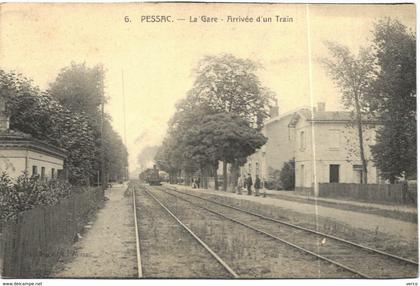 Carte Postale Ancienne de PESSAC-La Gare arrivée d'un train