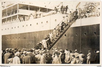 personnes embarquant sur un bateau