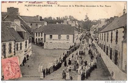 PLESTIN-LES-GREVES PROCESSION DE LA FETE-DIEU DESCENDANT LA RUE NEUVE