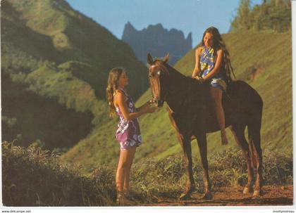 Polynésie  Française : à cheval  devant le  diadème