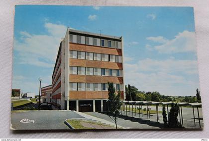 Cpm 1988, Pons, le lycée, façade principale, Charente maritime 17