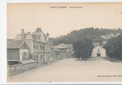 V 633 /CPA  PONT AUDEMER (27)  PLACE D'ARMES