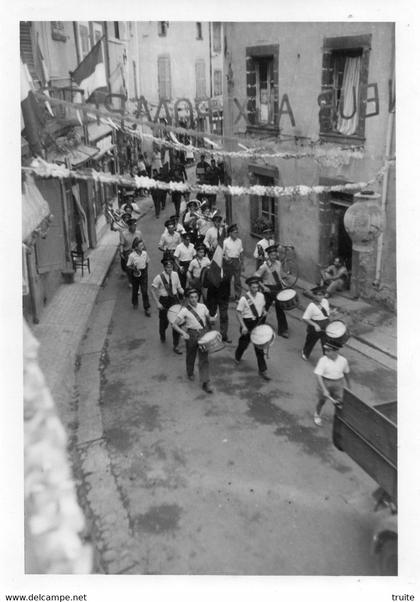 PONT-DU-CHATEAU LA FANFARE (PHOTOGRAPHIE )