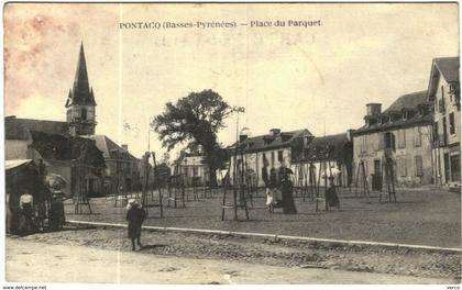 Carte Postale Ancienne de PONTACQ-Place du Parquet