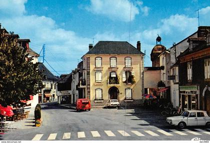 PONTACQ - La rue principale - Automobile