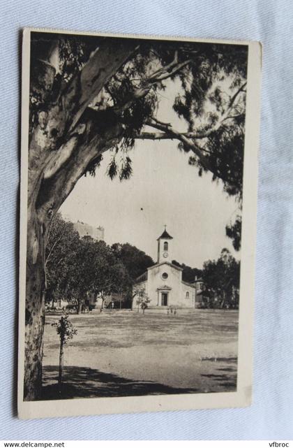 Porquerolles, les iles d'Hyères, place de l'église, Var 83