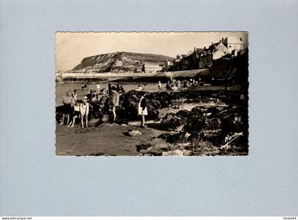 Port-en-Bessin-Huppain (14) : la plage dans l'avant port