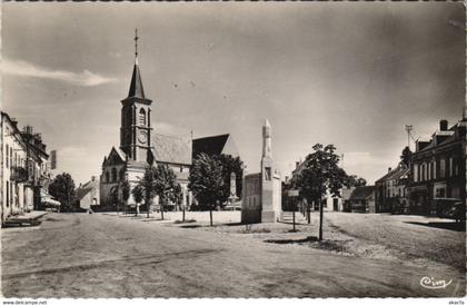 CPA QUARRE-les-TOMBES - la place (147112)